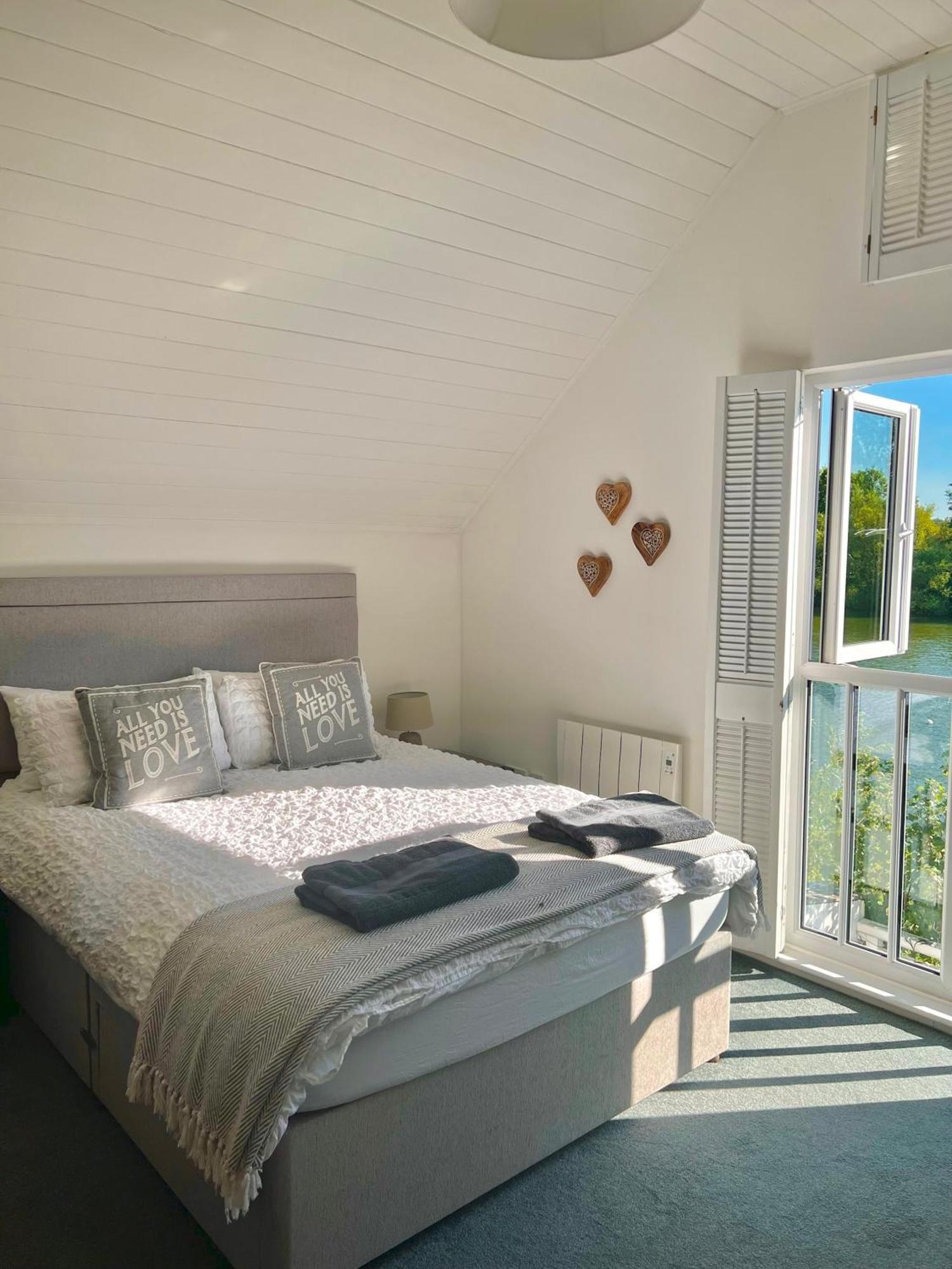 Nola Lodge Cirencester Extérieur photo